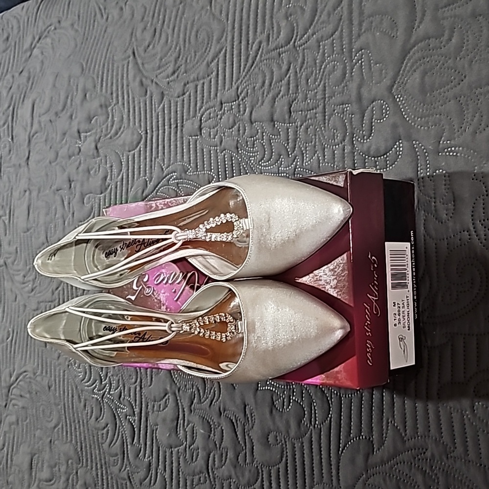 Easystreet Moonlight Silver Satin 8.5 M Pumps